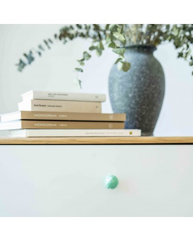 Pomello per mobile in legno di faggio verde ricco design fissato su un cassetto