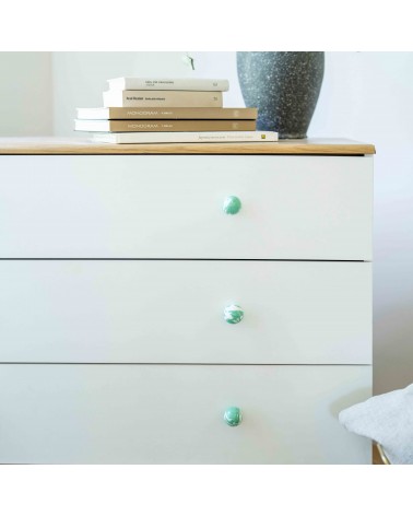 Pomello per mobile in legno di faggio verde ricco design installato su un cassettone bianco