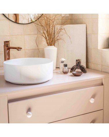 Pomello per mobile in legno di faggio Rosa taupe design installato su un mobile da bagno