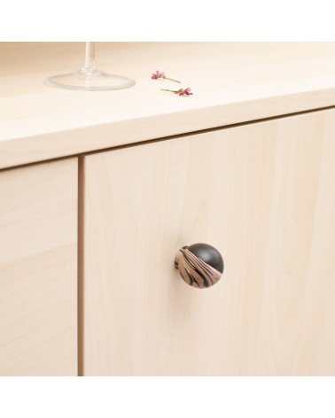 Pomello per mobile in legno di faggio nero chino design vista ravvicinata montato su una cassettiera