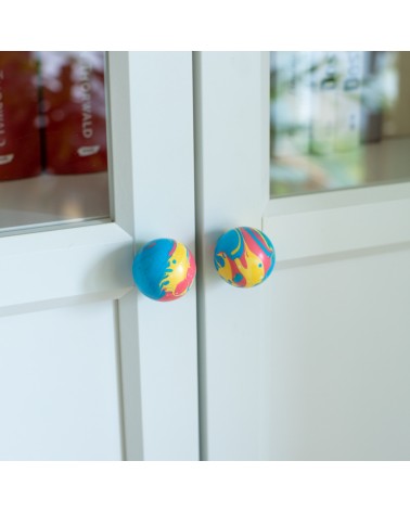 Pomello per mobile in legno di faggio Happy dream design montato su una porta semi-vetrata