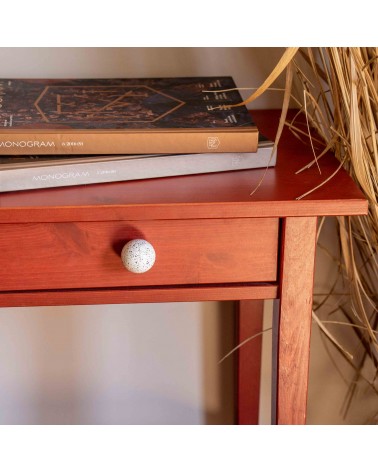 Pomello per mobile in legno di faggio bianco/nero Mélange design vista frontale fissato su un cassetto in legno