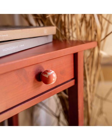 Pomello per mobile in legno di faggio rosso ciliegia design fissato su un cassetto in legno