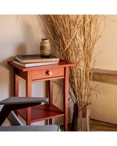 Pomello per mobile in legno di faggio rosso ciliegia design installato su un mobile in legno con fiori secchi
