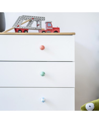 Pomello per mobile in legno di faggio rosso ciliegio maniglia design installati su una cassettiera bianca
