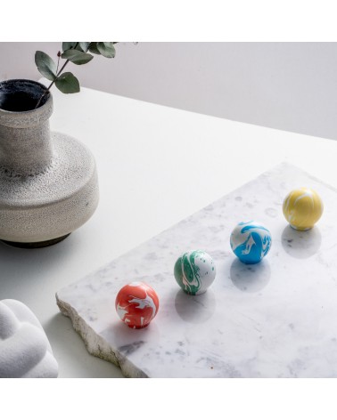 Pomello per mobile in legno di faggio rosso ciliegio maniglia design posati su una superficie in marmo bianco