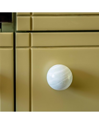 Pomello per mobile in legno di faggio Mistel maniglia design vista frontale montata su un mobile