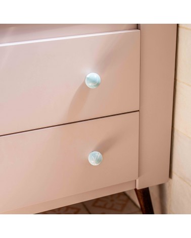 Pomello per mobile in legno di faggio grigio blu maniglia design fissato su una facciata di mobile rosa