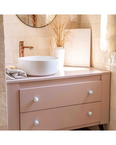Pomello per mobile in legno di faggio grigio blu maniglia design fissato su un mobile da bagno
