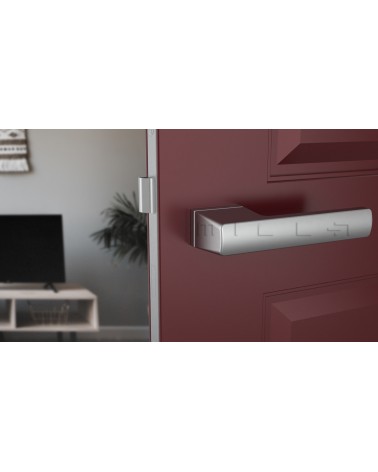 Maniglia per porta cromata satinata BRISA maniglia design montata su una porta