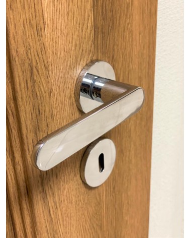Maniglia per porta classica Line Vénus design montata su una porta
