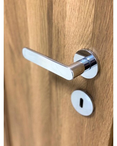 Maniglia per porta classica Line Vénus design con rosetta montata su una porta