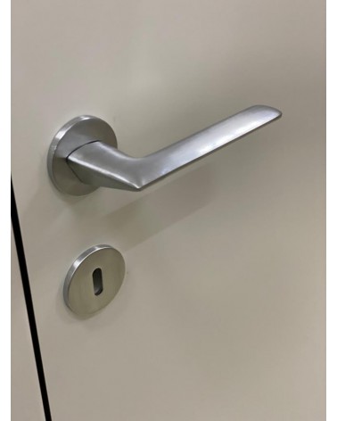 Maniglia per porta in zamak Line GIULIA maniglia design colore 1 vista dal basso montata su una porta