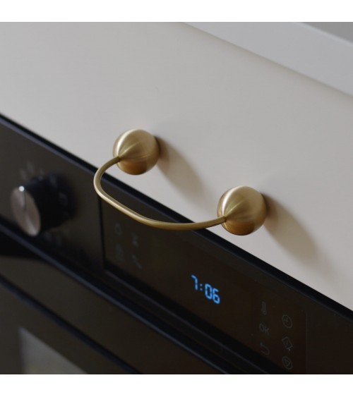 Maniglia per mobile in ottone 10 maniglia design vista dall'alto inclinata installata su un cassetto