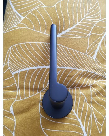 Maniglia per porta moderna Pandora maniglia design vista di profilo posata su uno sfondo a motivo