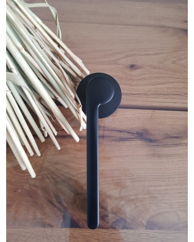Maniglia per porta moderna Pandora maniglia design vista di profilo montata su una placca
