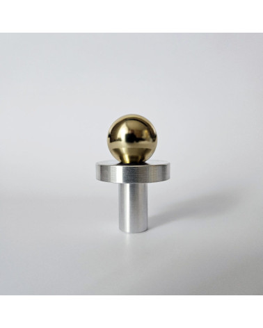Pomolo per mobile oro lucido/cromo lucido POLA design su fondo grigio