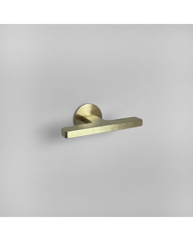 Pomello per mobile in ottone ISA T maniglia design vista dall'alto inclinata