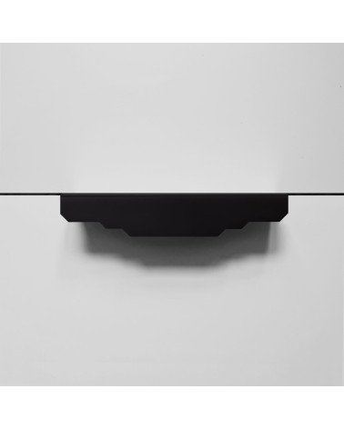 Maniglia per mobile in ottone KARLA BLACK maniglia design vista frontale su sfondo chiaro