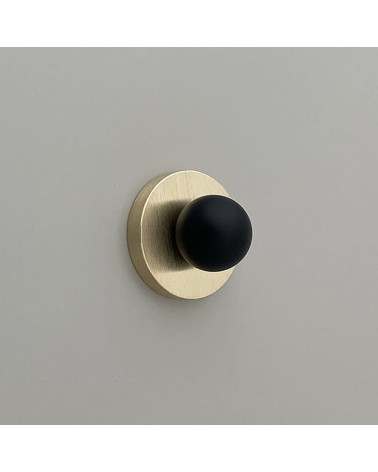Pomello per mobile oro opaco/nero MONA maniglia design vista frontale leggermente inclinata
