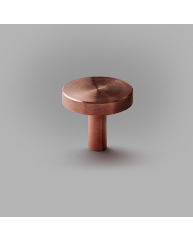 Pomello per mobile in ottone NENA M maniglia design posata su una superficie piana