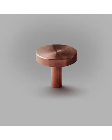 Pomello per mobile in ottone NENA M maniglia design posata su una superficie piana