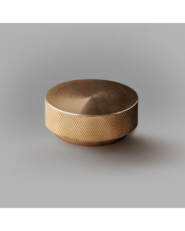 Pomello per mobile in oro opaco TOVE maniglia design modello large su uno sfondo grigio