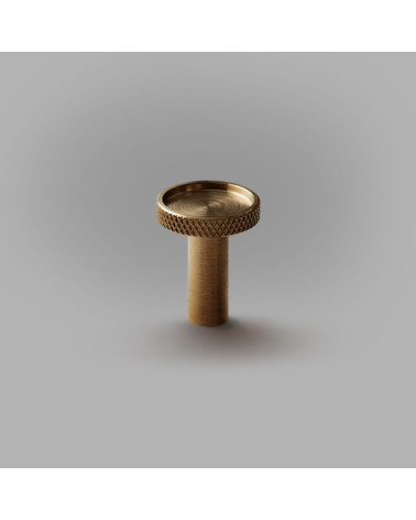 Pomolo per mobile in ottone VERA S maniglia design posato su una piastra