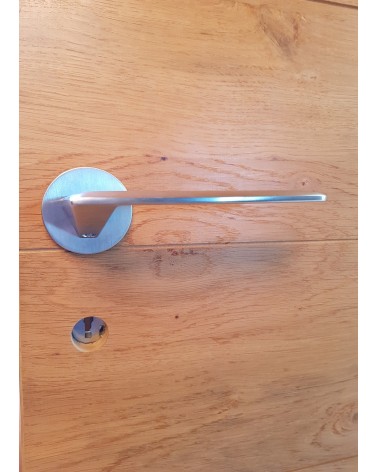 Maniglia porta in zamak Line GIULIA colore design 1 vista frontale montata su una porta