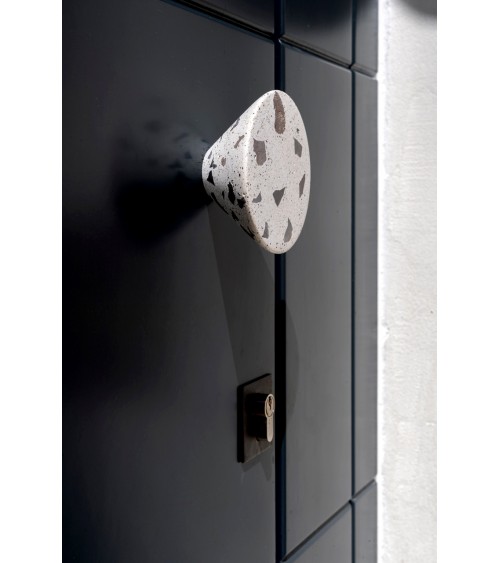 Pomello per mobile in cemento - Urbi & Orbi Demenico Rocks Cono - maniglia design