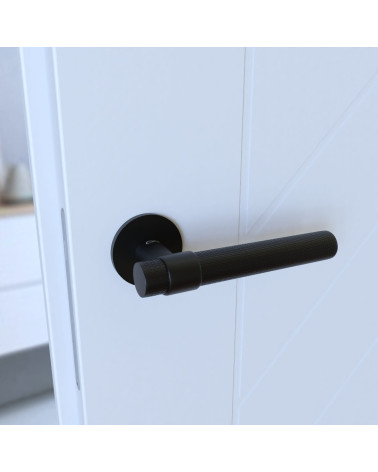 Maniglia per porta nera GHOST maniglia design montata su una porta vista inclinata