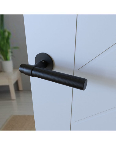 Maniglia per porta nera GHOST maniglia design montata su una porta socchiusa