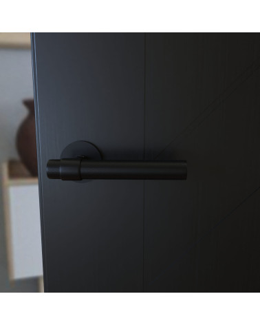 Maniglia per porta nera GHOST design montata su una porta