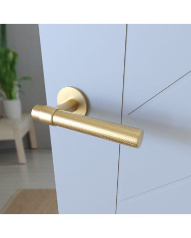 Maniglia per porta texturizzata GHOST maniglia design montata su una porta vista inclinata