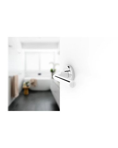 Maniglia per porta in cromo lucido HANDY design montata su una porta socchiusa