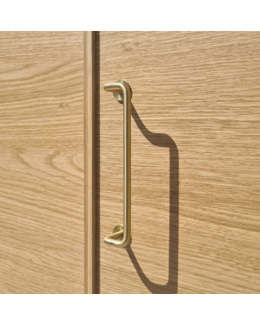 Maniglia per mobile in ottone AVA design vista frontale montata su un armadio