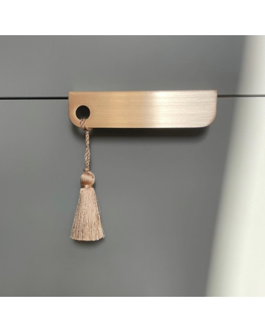 Maniglia per mobile in ottone EDIT O design con pompon