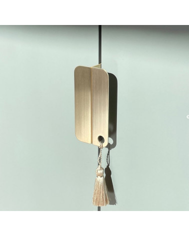 Maniglia per mobile in ottone EDIT O design vista inclinata posata verticalmente