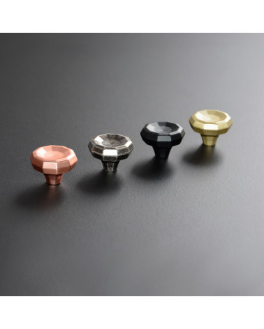 Pomello per mobile CAMPANA maniglia design disposti in fila su una superficie chiara