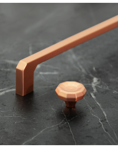 Pomello per mobile rame CAMPANA maniglia design presentato su una superficie in marmo