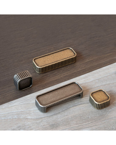 Pomello per mobile WEGA maniglia design posato su una placca in legno