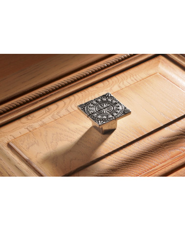Pomello per mobile SPARTA maniglia design fissato su un mobile in legno