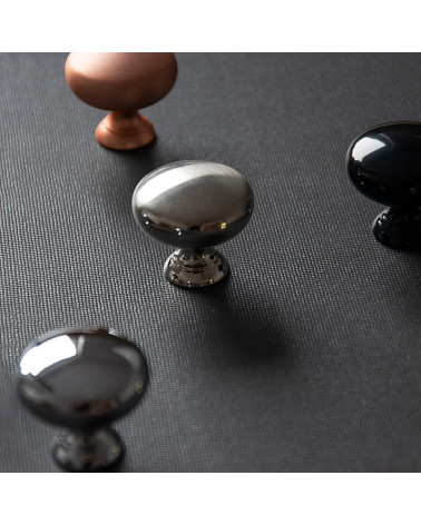 Pomello per mobile TORONTO design posati su una superficie nera