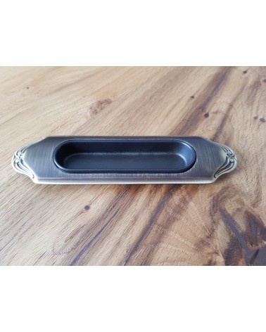 Maniglia per porta scorrevole sobria MANDELLI 1028 ferramenta design colore 3 posata su una placca in legno
