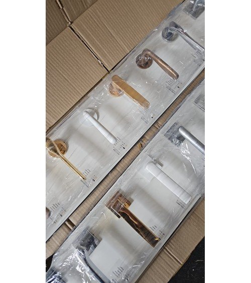 Foto grande espositore di millapoignees con 16 maniglie per porta