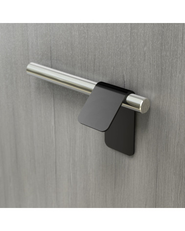Maniglia per mobile nero opaco/cromo lucido TORN-3 maniglia design fissata su una superficie grigia
