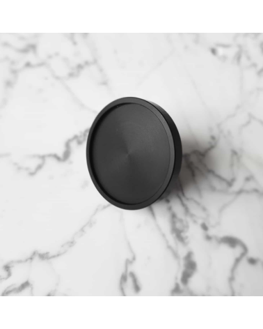 Pomolo per mobile nero INA BLACK maniglia design modello largo posato su una superficie marmorizzata