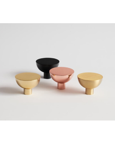 Pomolo per mobile LUNA M maniglia design posato su una superficie chiara