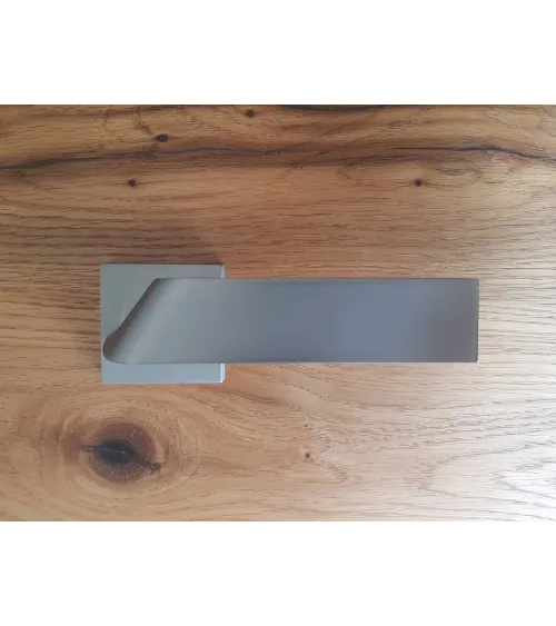 Maniglia per porta Buzz QR con rosetta a chiave L - ferramenta design