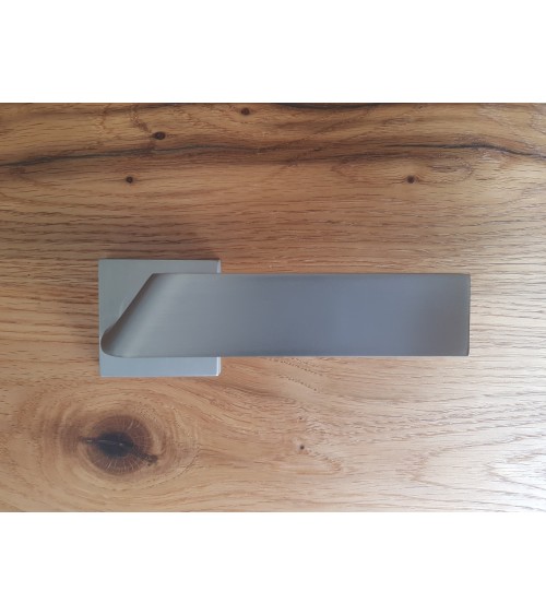 Maniglia per porta Buzz QR con rosetta chiave WC - ferramenta design